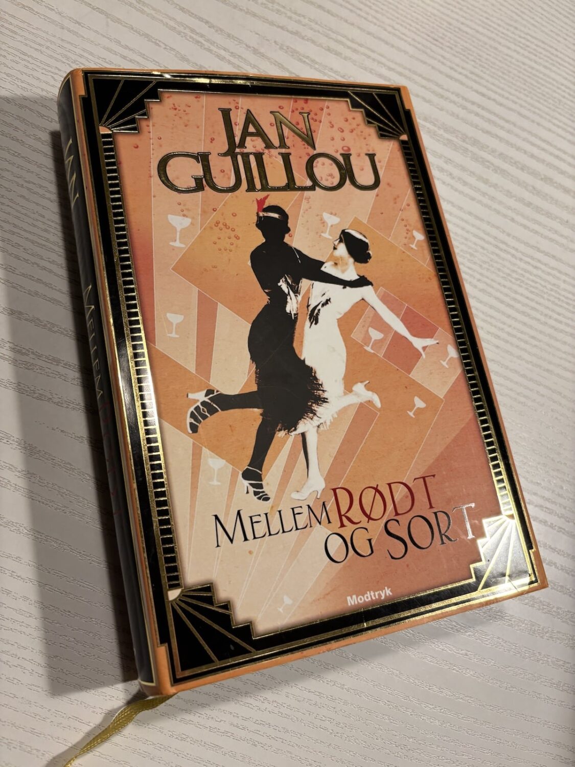 Mellem rødt og sort